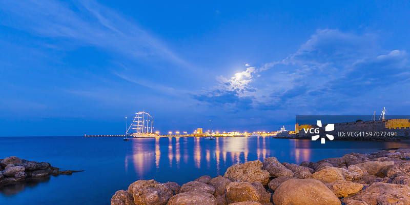 希腊，罗德岛，港口，城墙和黄昏的帆船图片素材