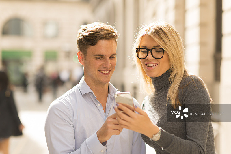 情侣在街上发短信图片素材