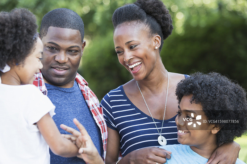 快乐的非裔美国混血四口之家图片素材