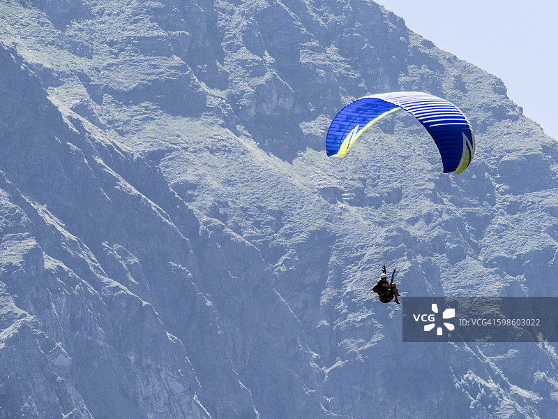 中比利牛斯山的滑翔伞;法国图片素材