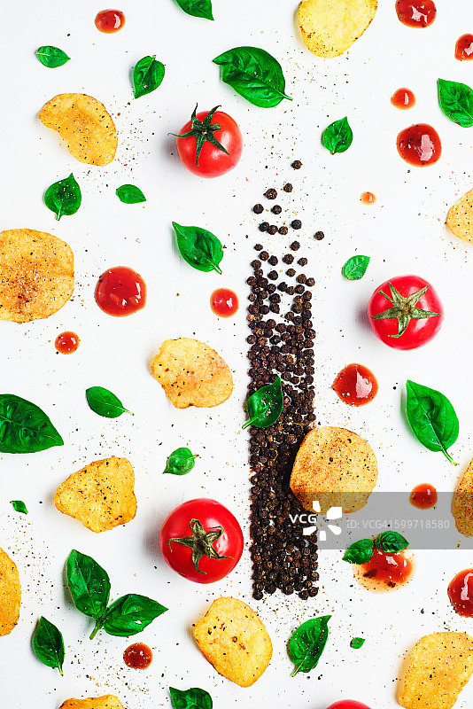 食物图案的艺术(甜椒、薯片、番茄和罗勒叶)图片素材