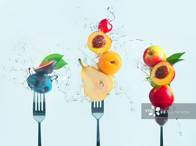 夏日小吃:叉装水果沙拉图片素材