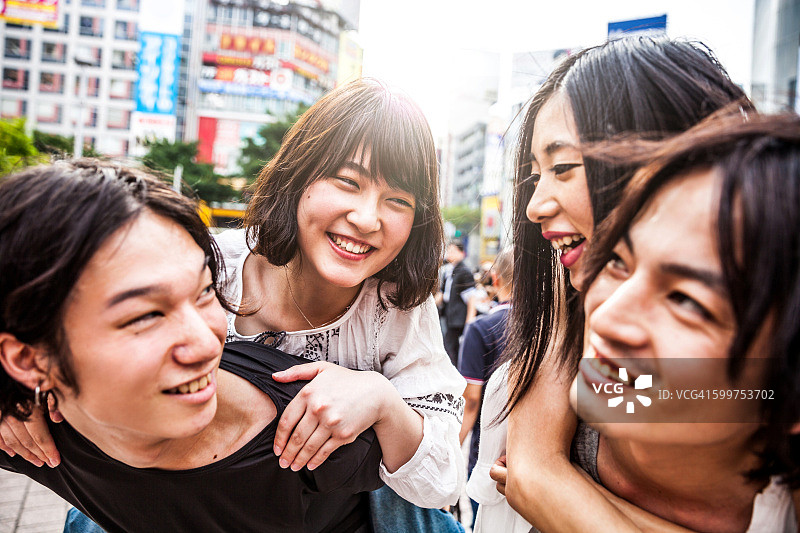 一群日本朋友在东京涉谷聚会图片素材