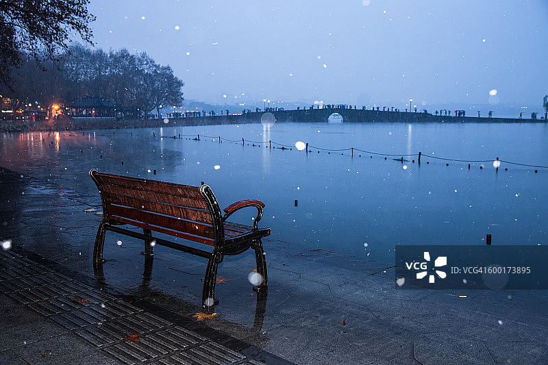 西湖在下雪的夜晚，杭州图片素材