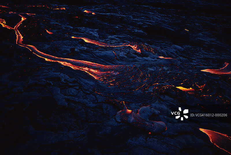 火山岩上的熔岩流图片素材