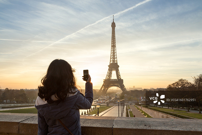 一名女子在巴黎拍摄埃菲尔铁塔图片素材