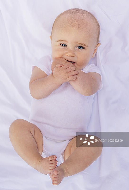 美国，缅因州，卡姆登，微笑男婴的肖像(6-11个月)图片素材