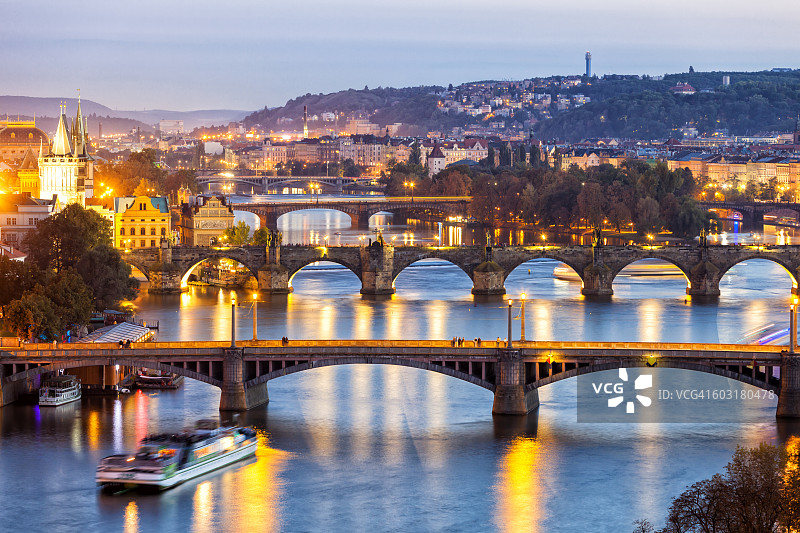 捷克共和国布拉格伏尔塔瓦河上的桥梁图片素材