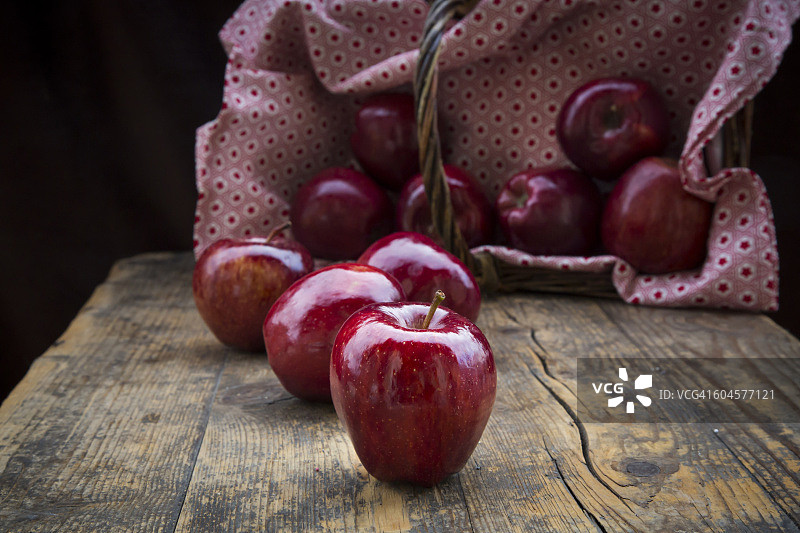黑木头上的红苹果图片素材