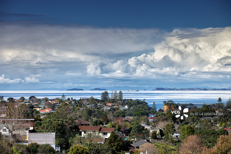 从托贝俯瞰豪拉基湾的天气和云层图片素材
