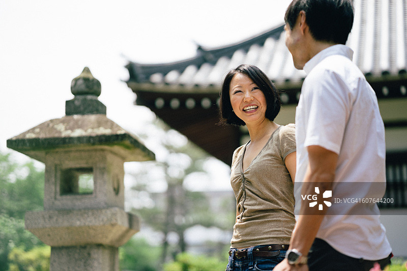 愉快的日本夫妇在寺庙，正面的看法图片素材