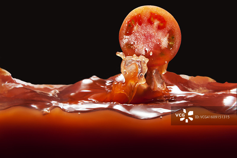 西红柿从西红柿里跳出来，变成番茄汁图片素材