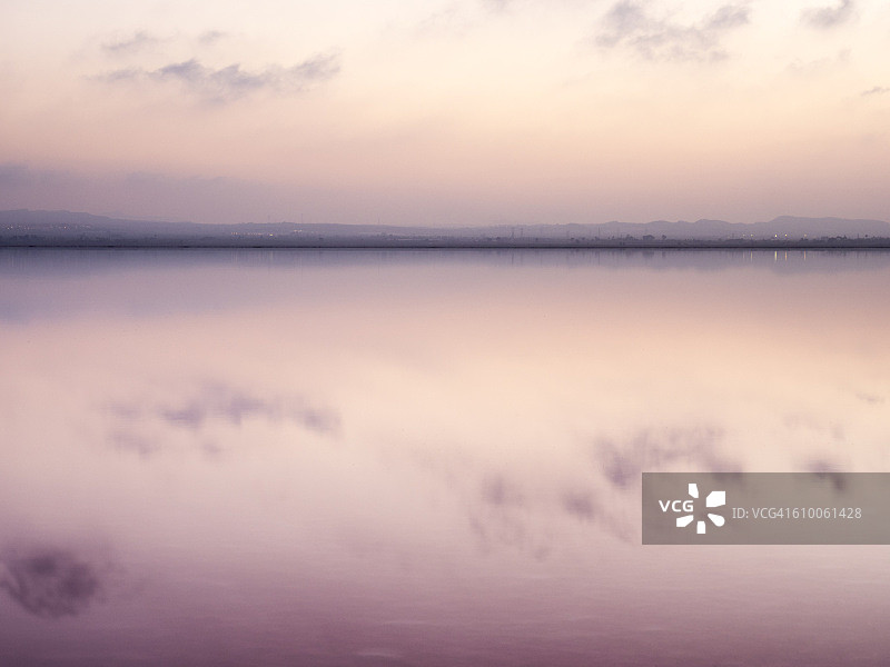 日落的盐湖，平静的水和粉红色图片素材