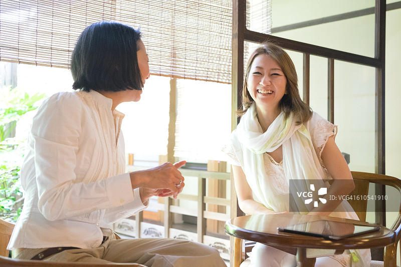 快乐的日本妇女在茶馆开会图片素材