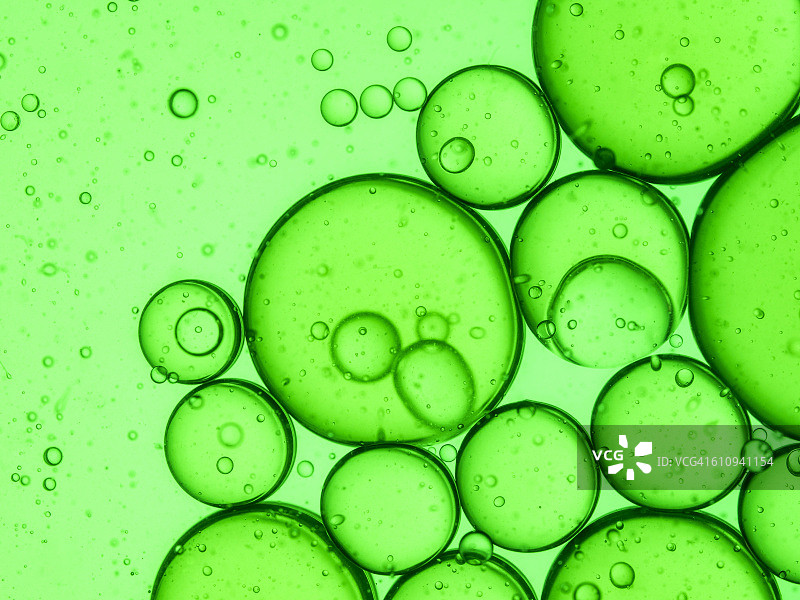 满框架的圆形气泡漂浮在水上绿色图片素材