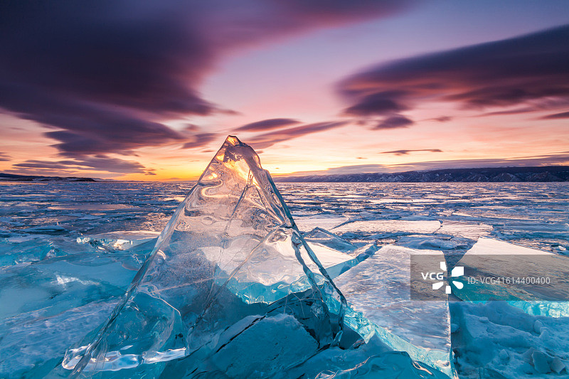贝加尔湖冰面上的日落图片素材