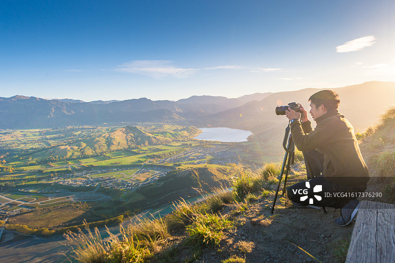 年轻的旅行者在新西兰的皇后镇拍照图片素材