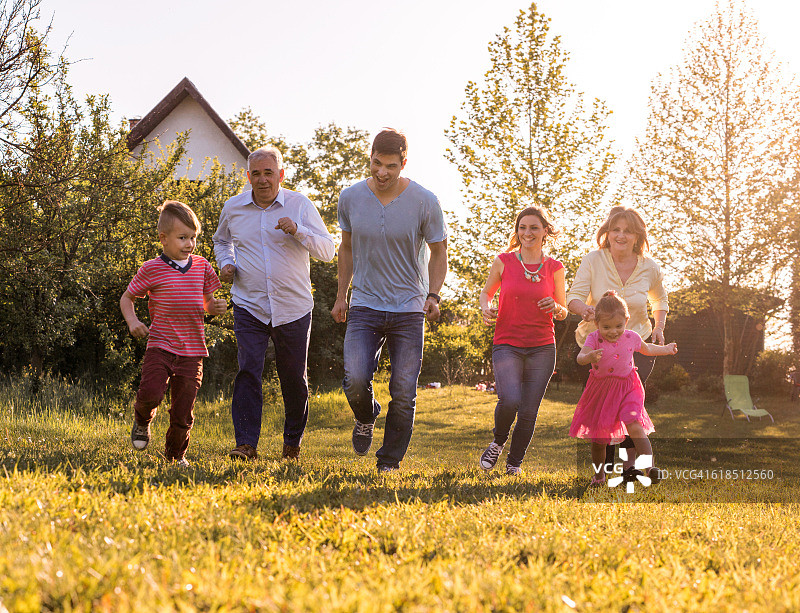大家庭在一起跑步的同时享受大自然的乐趣。图片素材
