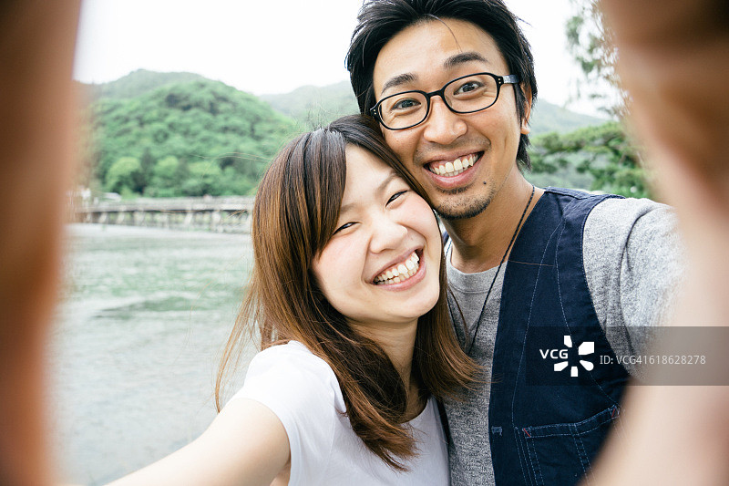 快乐的日本夫妇在公园户外自拍图片素材