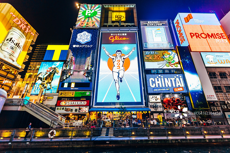 日本关西地区大阪道顿堀区的霓虹灯广告图片素材