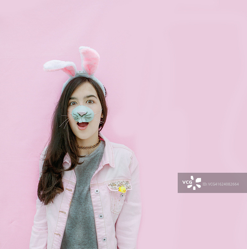 粉色背景的兔女郎图片素材