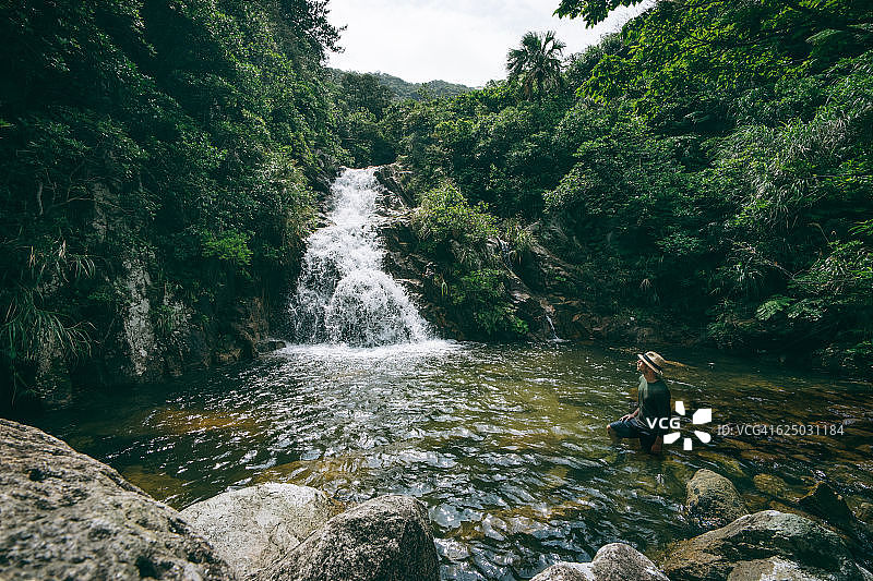 日本石垣岛国家公园的丛林瀑布图片素材