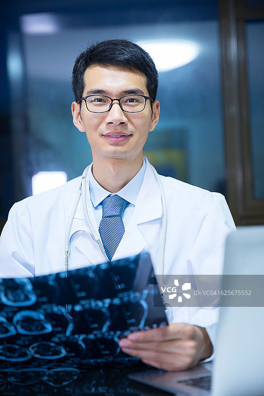 亚洲医生与病人的x光照片图片素材