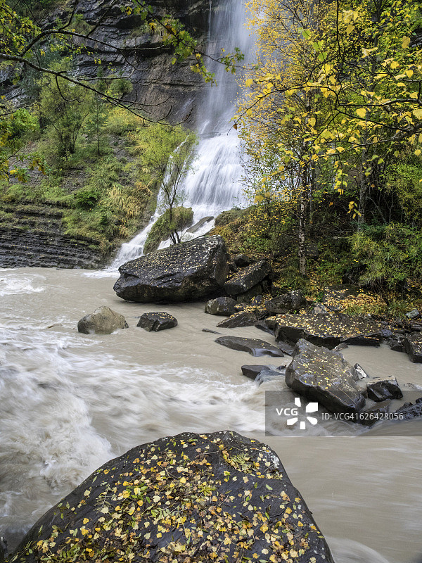 瀑布和急流的高山上一天的大雨在森林在秋天图片素材