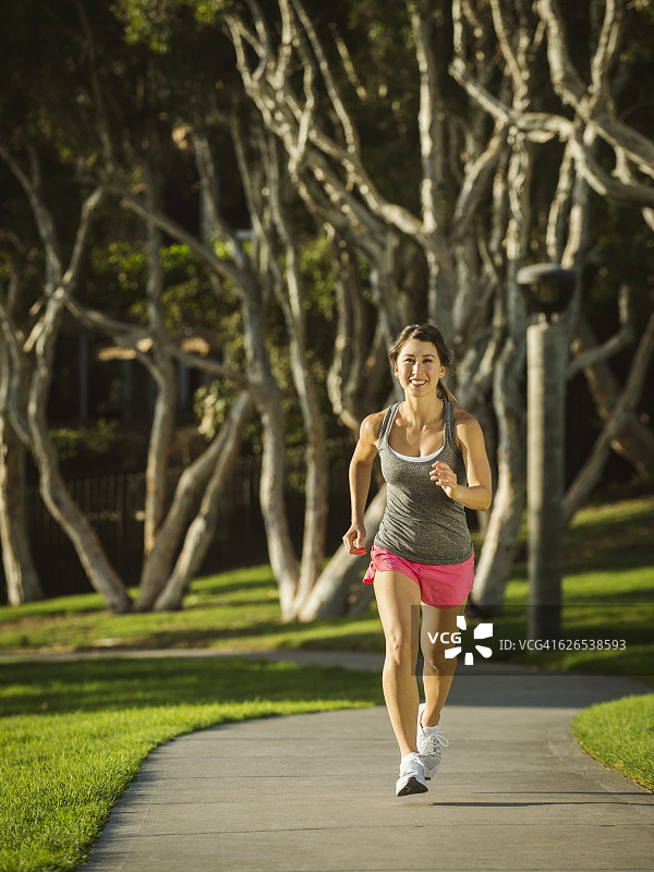 美国，加州，拉古纳海滩，年轻女子在公园里跑步图片素材