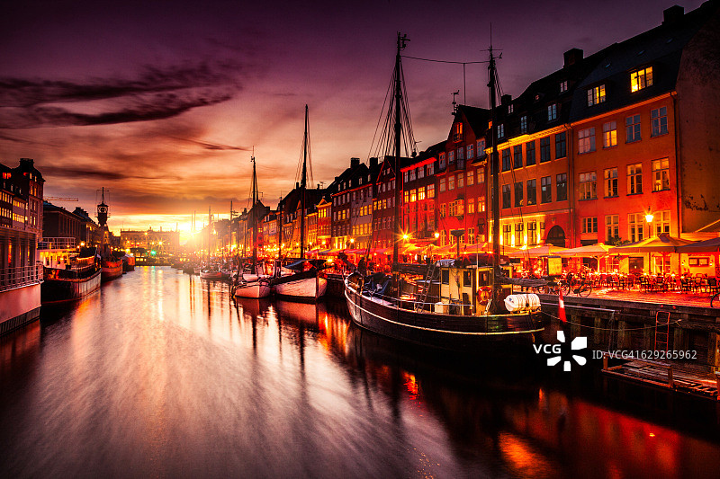 哥本哈根运河以船只和典型的建筑而闻名图片素材