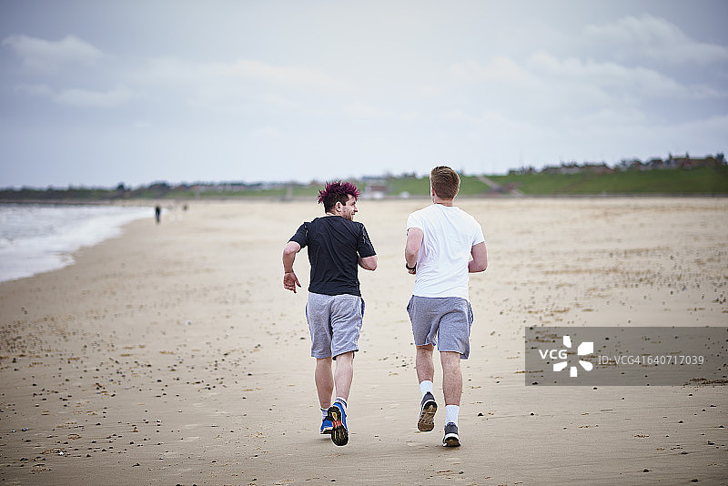 两兄弟享受着一起跑步的乐趣图片素材