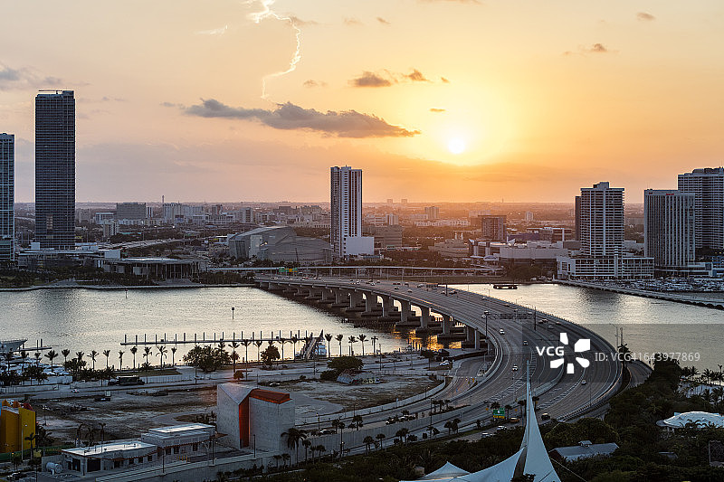 日落时迈阿密市中心的麦克阿瑟大道图片素材