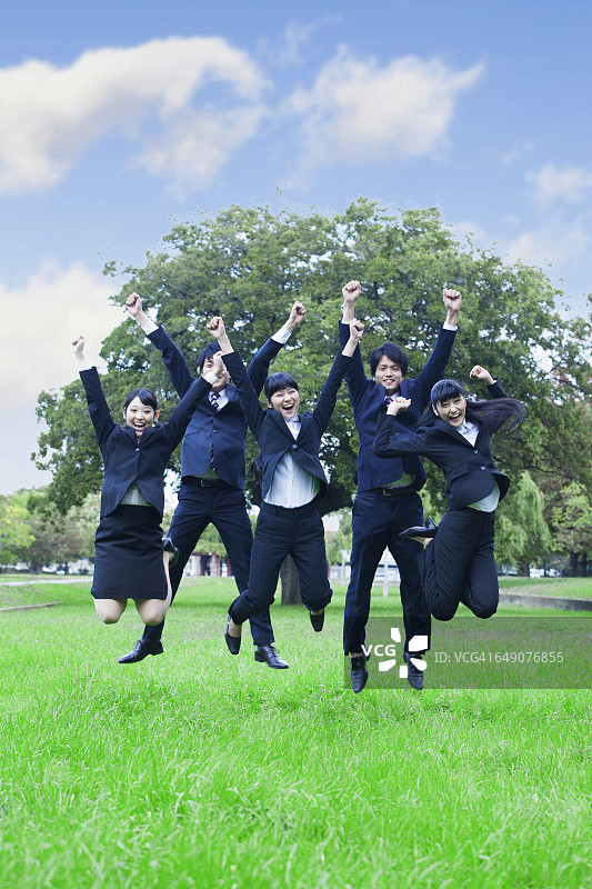 日本社会的新成员在公园里跳图片素材