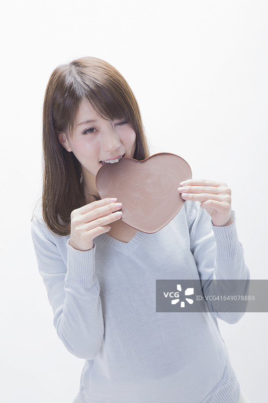 吃心形巧克力的日本女性图片素材