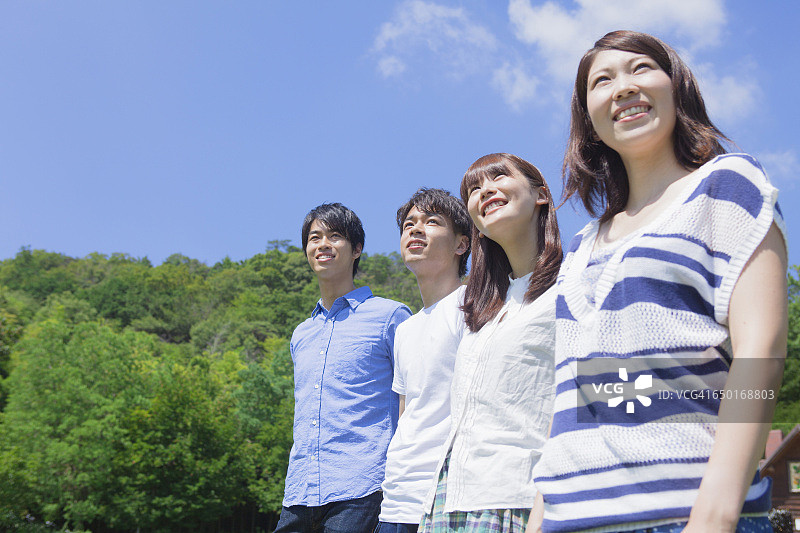在公园里微笑的日本年轻人图片素材