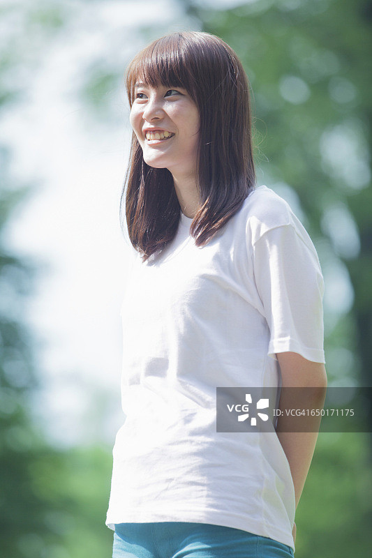 微笑的日本女生图片素材