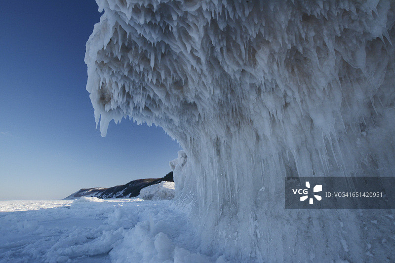 冰山与悬挂冰柱的特写图片素材