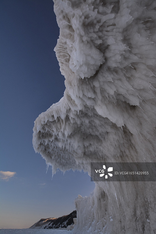 冰山和冰柱的低角度视图图片素材