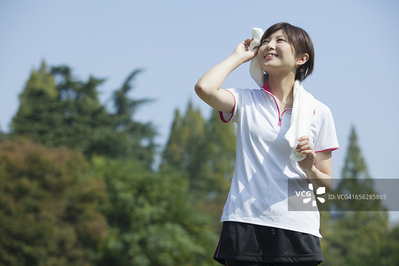 一个日本妇女把毛巾绕在脖子上图片素材