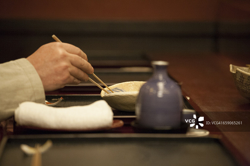 用筷子吃日本菜图片素材