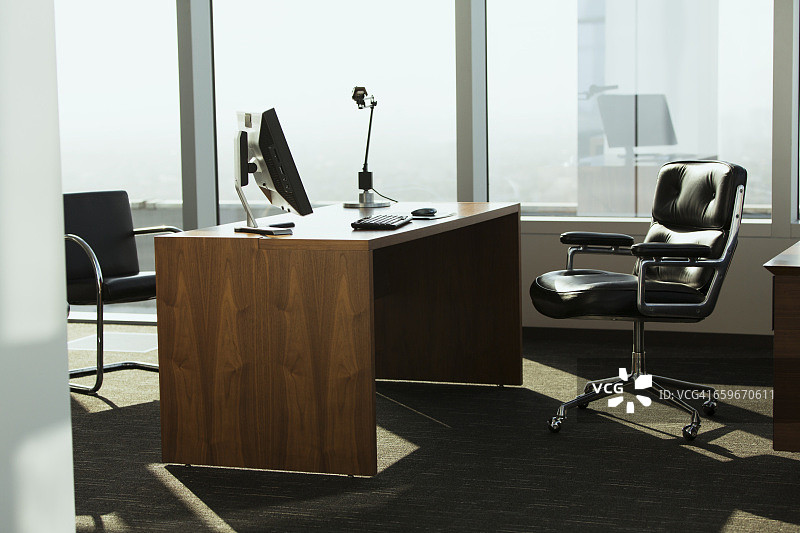 明亮的角落办公空间与书桌和椅子图片素材