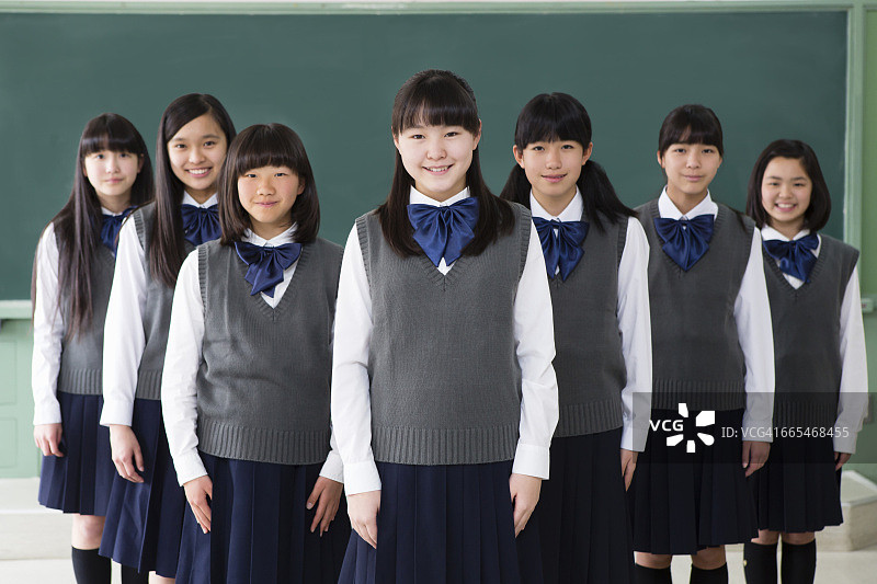 日本女学生站在黑板前图片素材
