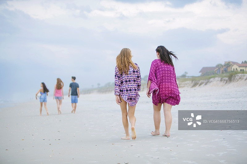 一群朋友(16-17岁)在海滩上散步图片素材