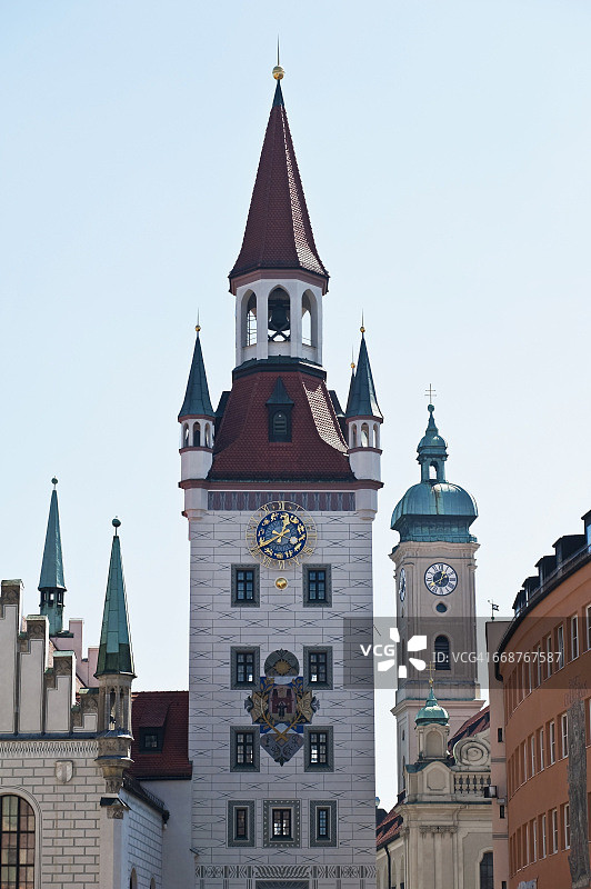 德国，巴伐利亚，慕尼黑，玛丽恩广场，旧市政厅塔，和圣灵教堂图片素材