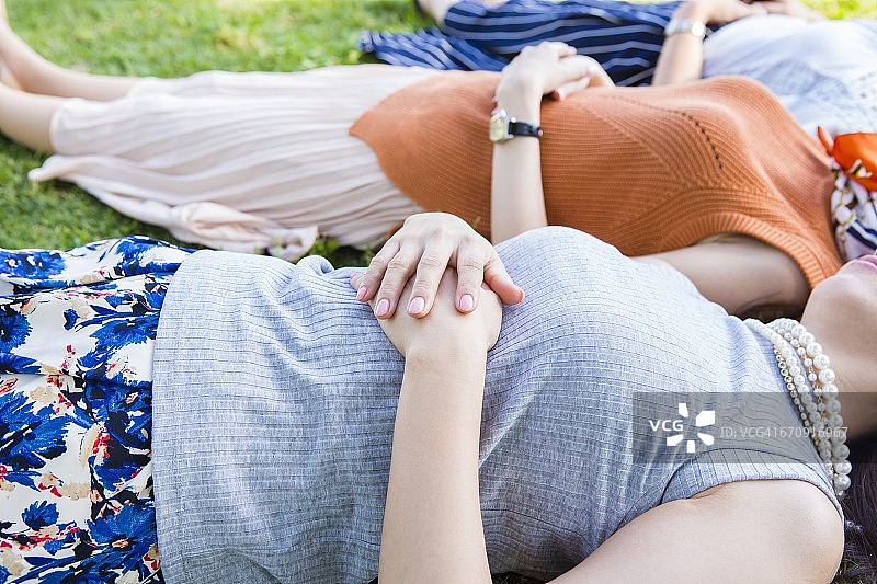 女人躺在草地上图片素材