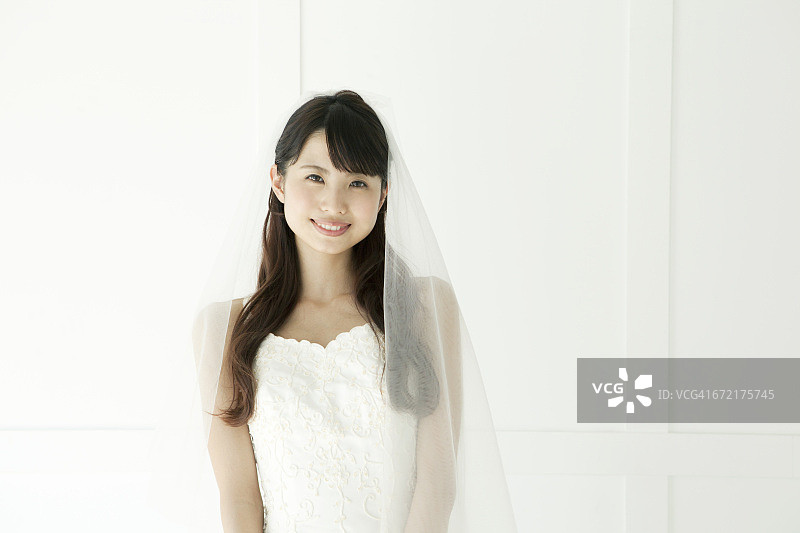 微笑的年轻新娘的肖像图片素材
