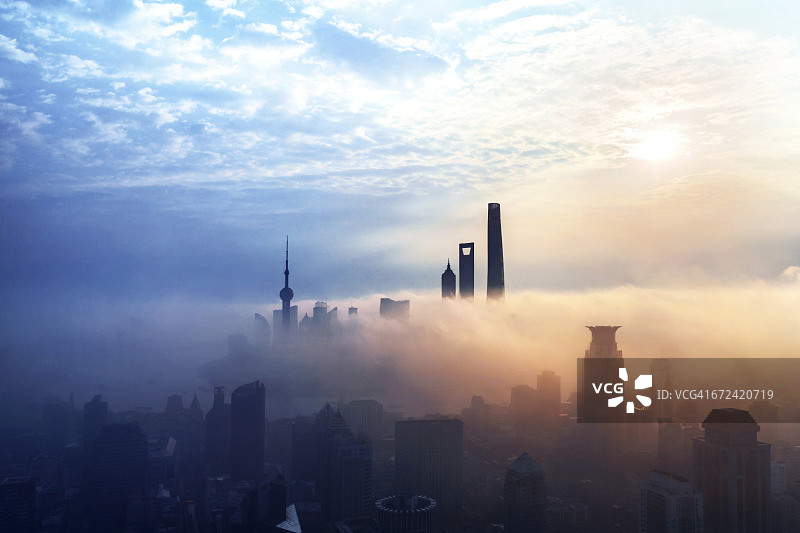 日出时分的上海天际线图片素材