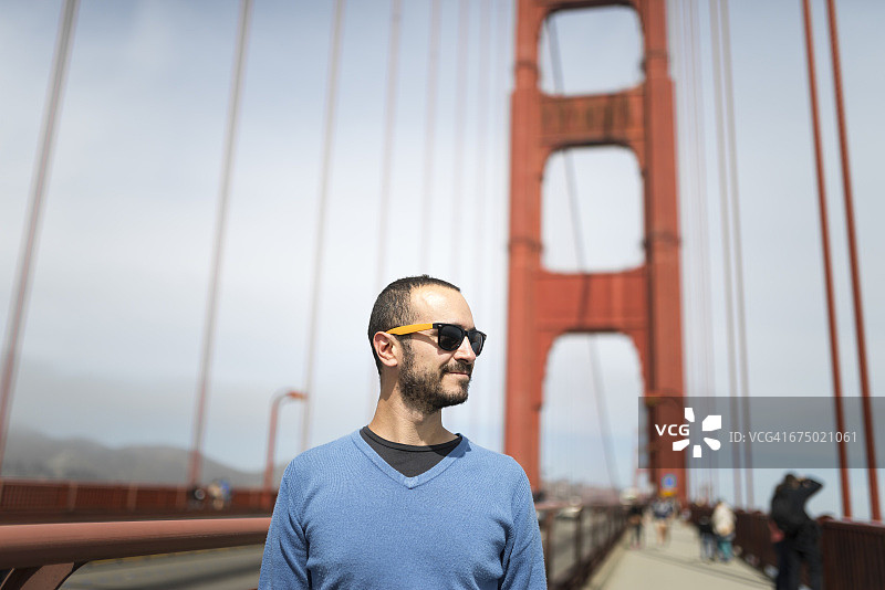 美国，旧金山，游客在金门大桥上图片素材