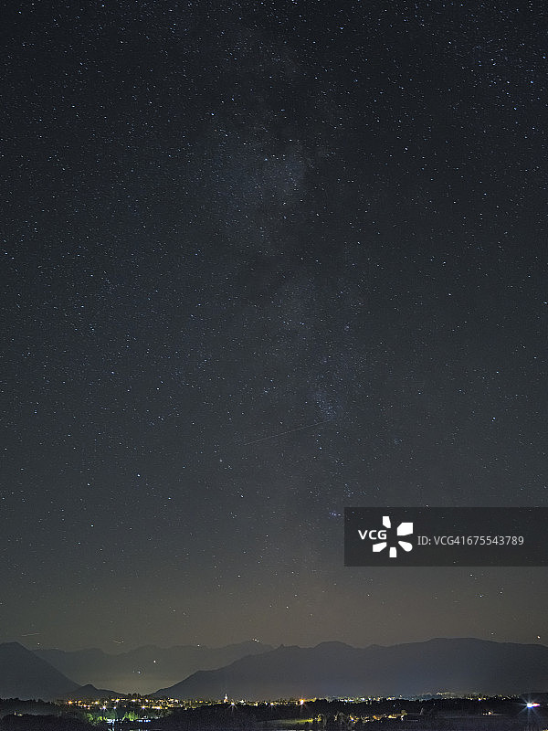 阿尔卑斯山上空繁星点点的夜空图片素材