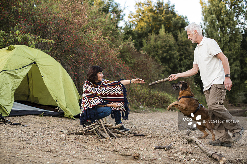 老夫妇和狗在帐篷里图片素材